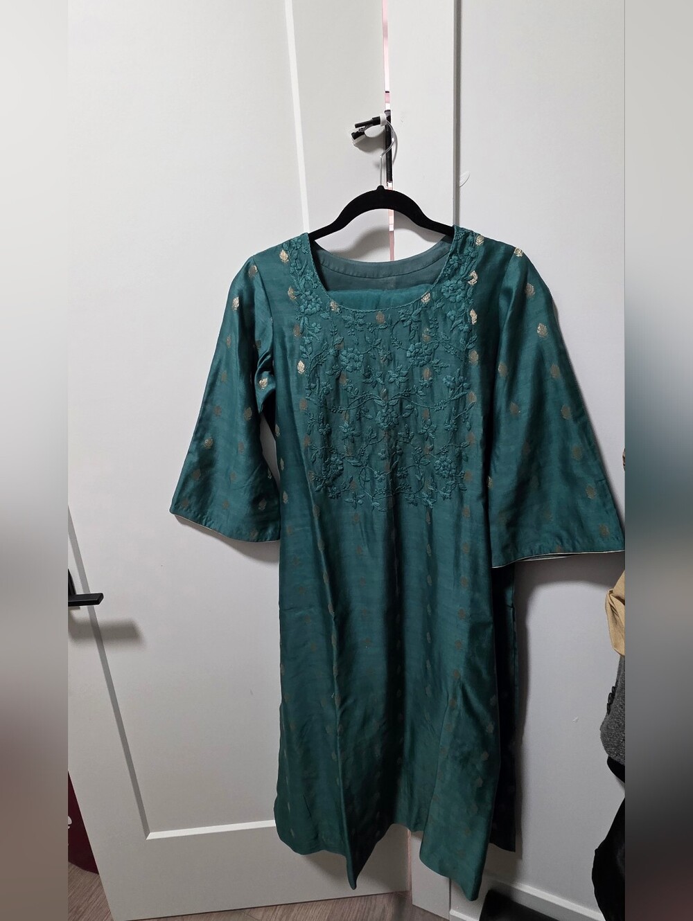 Teal Embroidered Kurta Set with Metallic Accents- Kurta, Salwar, Chunni- NWT